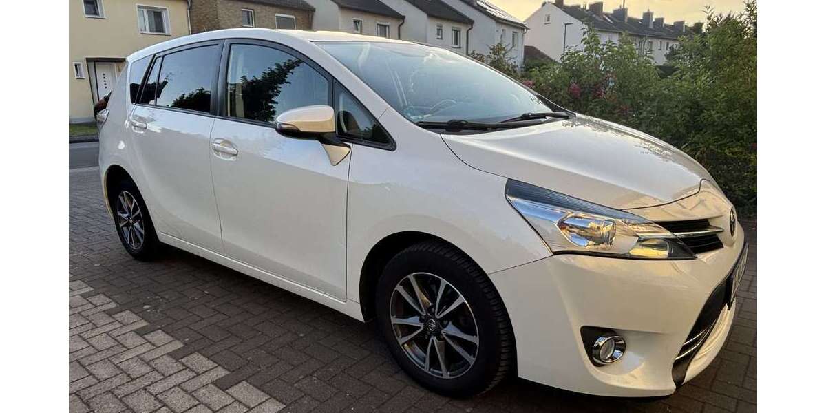Toyota Verso 103.500 km 8.900 &euro; Düsseldorf, Stadt 40625