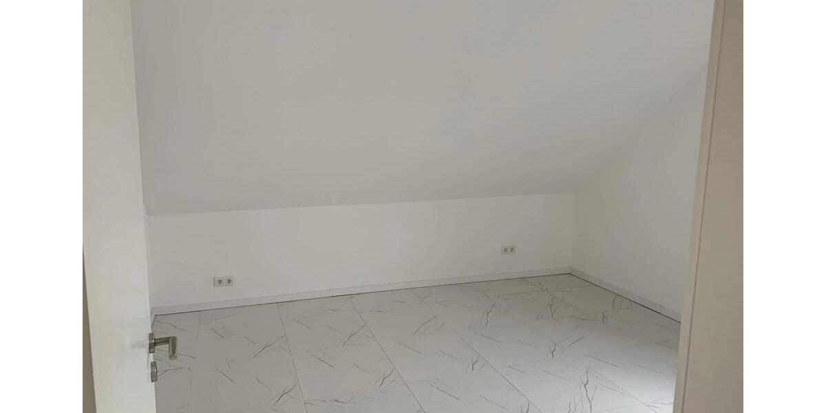 Dachgeschoßwohnung Oberhausen Schmachtendorf - 4 Zimmer, 85 m&sup2;, 600&euro; | Angebot:26670217