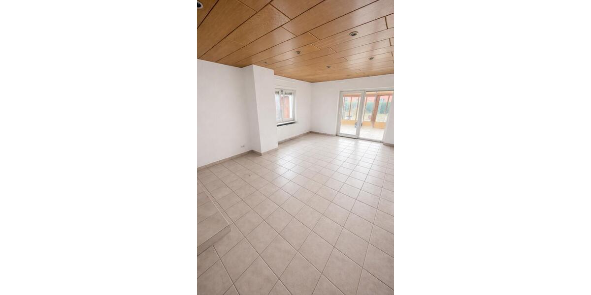 Erdgeschoßwohnung Kaarst - 7 Zimmer, 180 m&sup2;, 1.900&euro; | Angebot:26548422