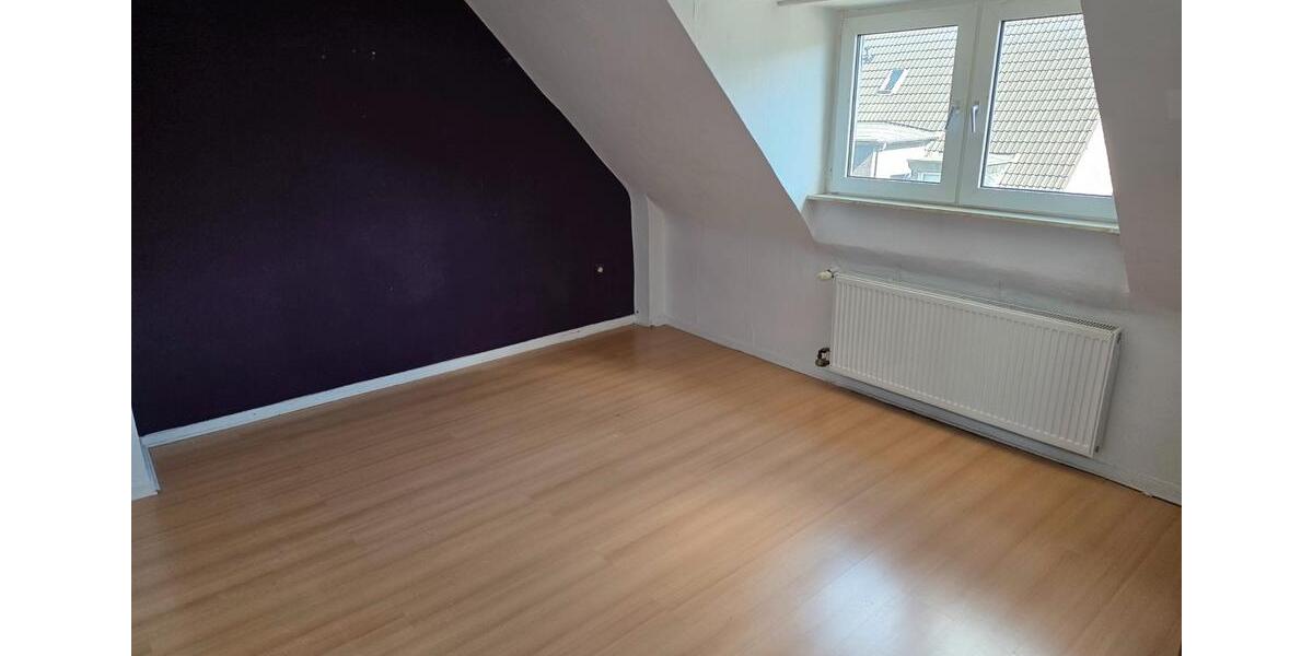 Dachgeschoßwohnung Oberhausen - 3.5 Zimmer, 8 m&sup2;, 590&euro; | Angebot:26001664