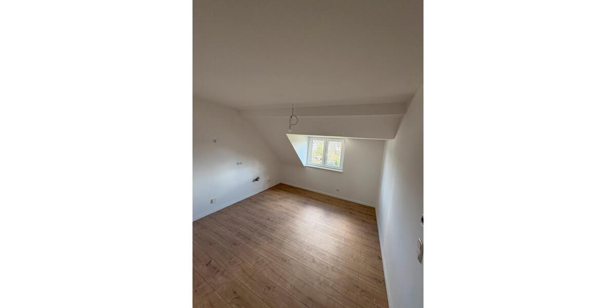 Dachgeschoßwohnung Duisburg Huckingen - 1 Zimmer, 69 m&sup2;, 980&euro; | Angebot:25995549