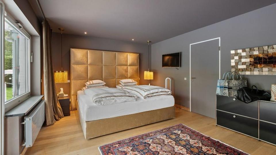 Villa Krefeld Benrad - 7 Zimmer, 305 m&sup2;, 2.199.000&euro; | Angebot:27083290
