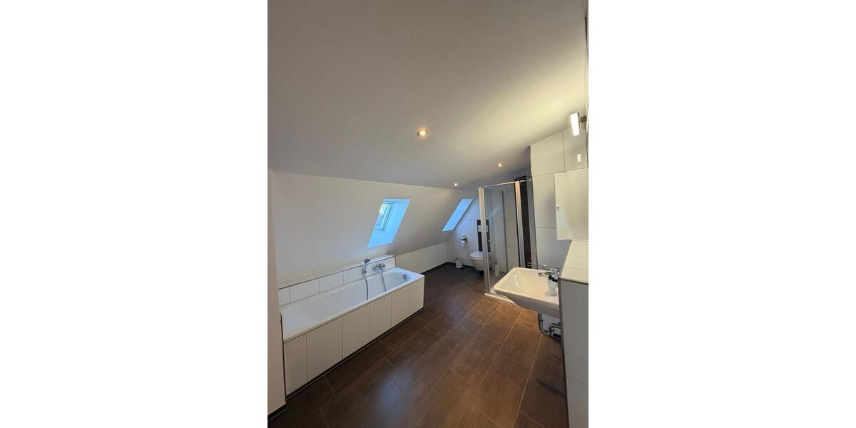 Dachgeschoßwohnung Duisburg Essenberg - 2 Zimmer, 92 m&sup2;, 1.160&euro; | Angebot:25146673