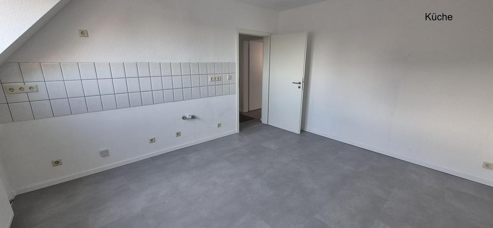 Dachgeschoßwohnung Duisburg Mittelmeiderich - 3 Zimmer, 83 m&sup2;, 615&euro; | Angebot:25438676