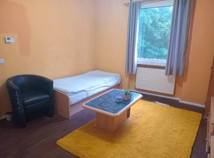Etagenwohnung Neuss - 1 Zimmer, 25 m&sup2;, 200&euro; | Angebot:24532103