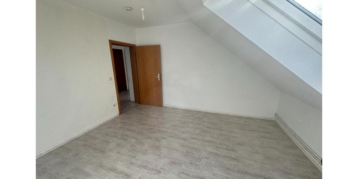 Dachgeschoßwohnung Duisburg Duisburg-Mitte - 3 Zimmer, 53 m&sup2;, 440&euro; | Angebot:25756995