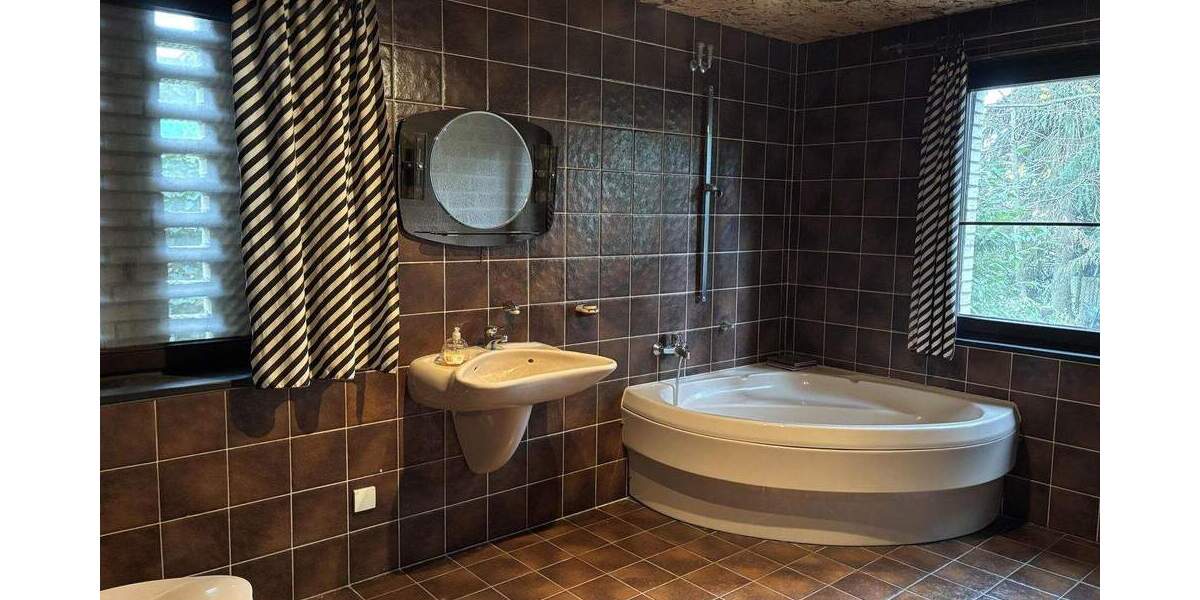 Einfamilienhaus Krefeld Traar - 7 Zimmer, 214 m&sup2;, 750.000&euro; | Angebot:25693386