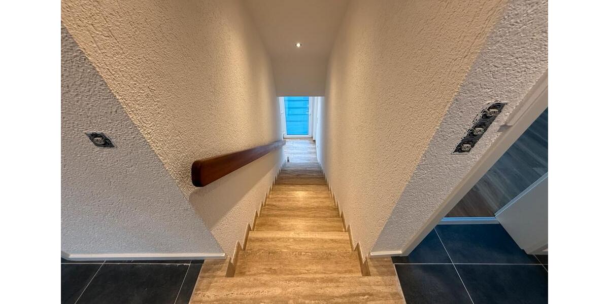 Dachgeschoßwohnung Grefrath - 4 Zimmer, 120 m&sup2;, 1.200&euro; | Angebot:25365398