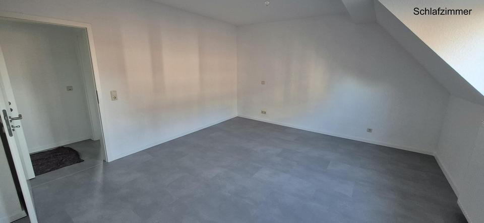 Dachgeschoßwohnung Duisburg Mittelmeiderich - 3 Zimmer, 83 m&sup2;, 615&euro; | Angebot:25438676