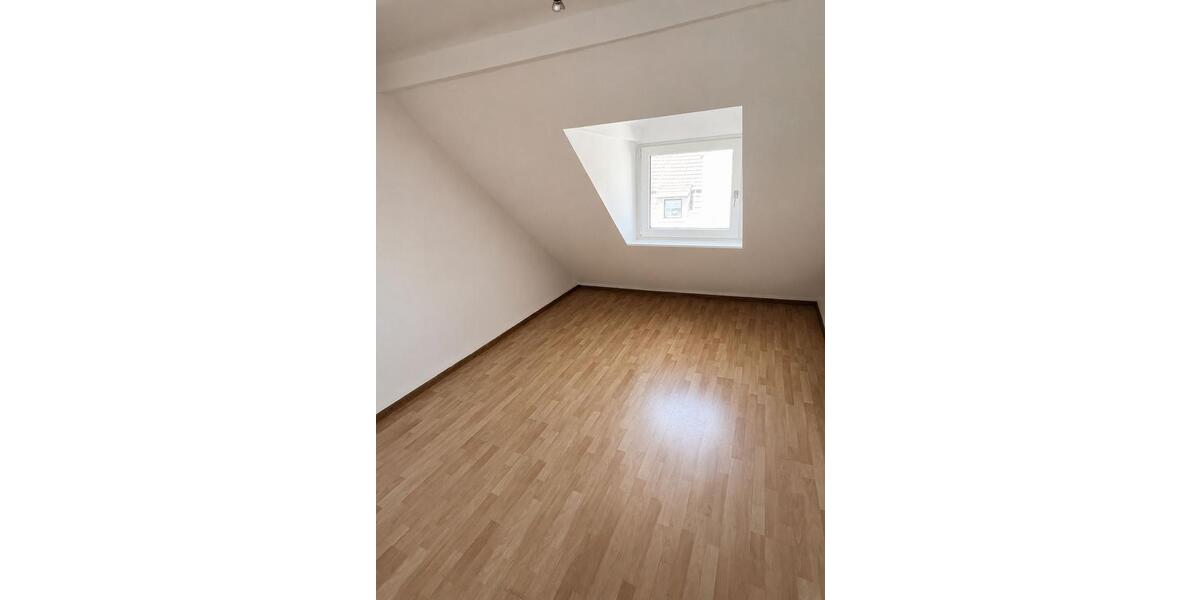 Dachgeschoßwohnung Duisburg Duisburg-Mitte - 3 Zimmer, 70 m&sup2;, 400&euro; | Angebot:26677989