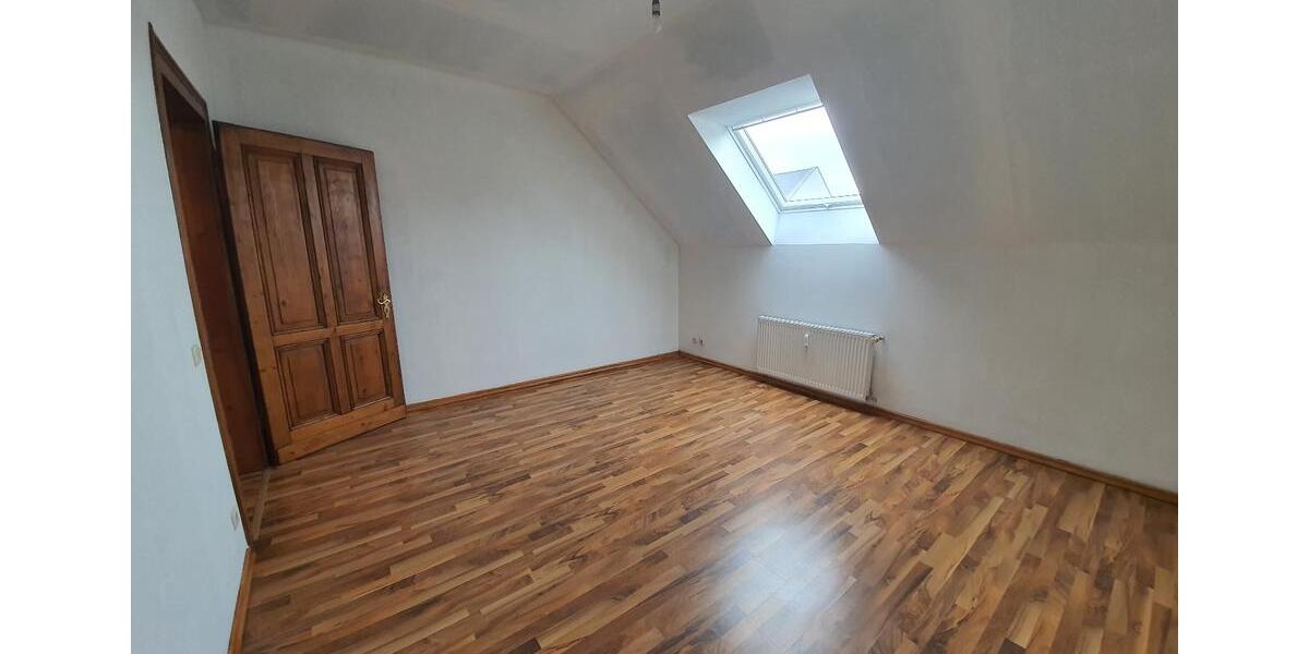 Dachgeschoßwohnung Duisburg Mittelmeiderich - 3 Zimmer, 95 m&sup2;, 700&euro; | Angebot:26699614