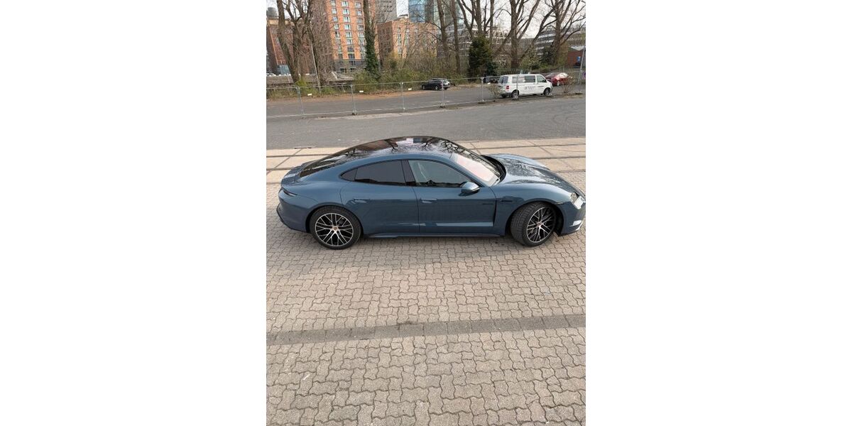Porsche Taycan 3.000 km 105.000 &euro; Düsseldorf 40219