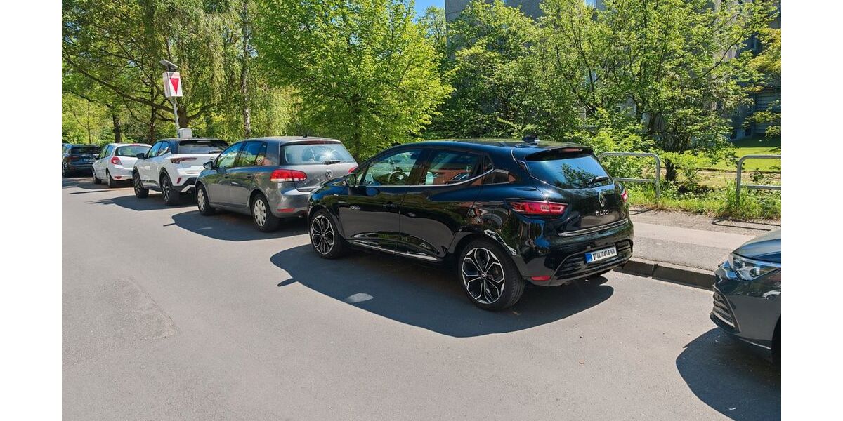 Renault Clio 77.800 km 8.200 &euro; dusseldorf 40223