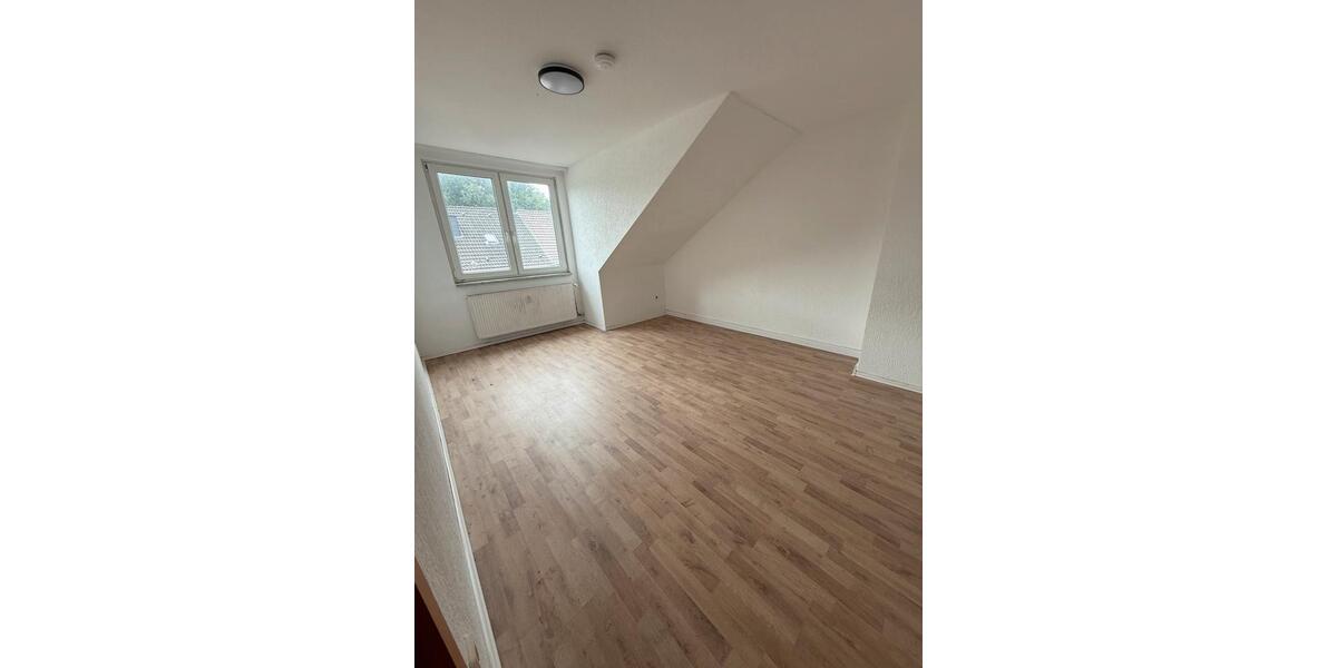 Dachgeschoßwohnung Duisburg Mittelmeiderich - 3 Zimmer, 75 m&sup2;, 550&euro; | Angebot:26491259