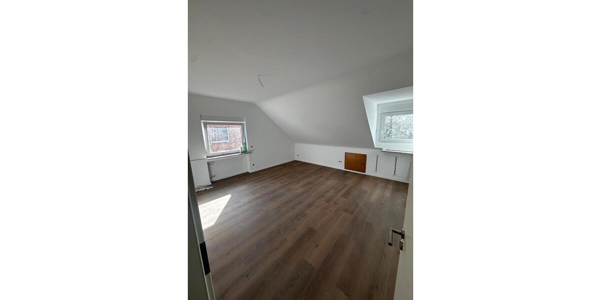 Dachgeschoßwohnung Duisburg Angerhausen - 4 Zimmer, 85 m&sup2;, 930&euro; | Angebot:26040259