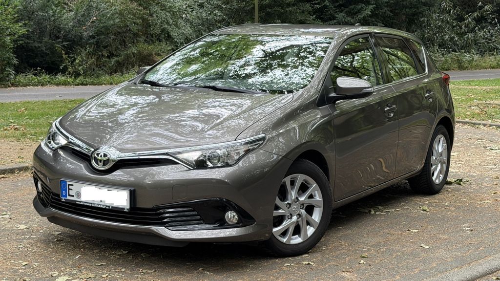 Toyota Auris 68.644 km 9.999 &euro; Essen 45219