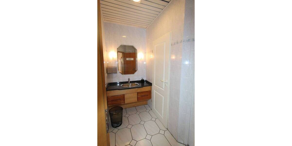 Gewerbeobjekt Krefeld Stadtmitte - 9 Zimmer, 187 m&sup2;, 1.300&euro; | Angebot:25997649