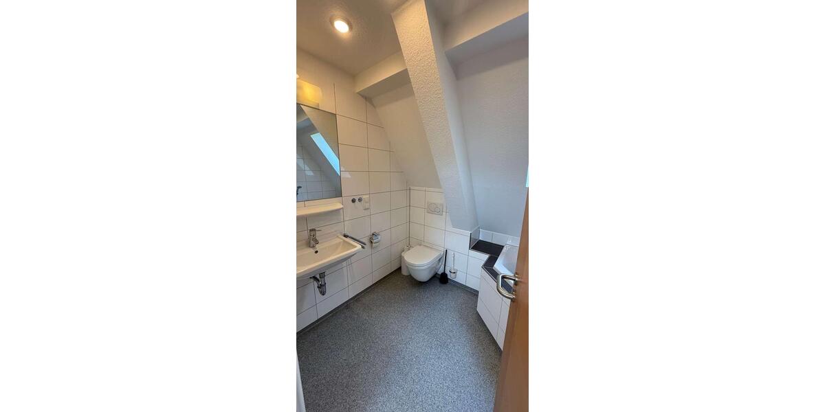 Dachgeschoßwohnung Duisburg Duisburg-Mitte - 4 Zimmer, 93 m&sup2;, 830&euro; | Angebot:26060436