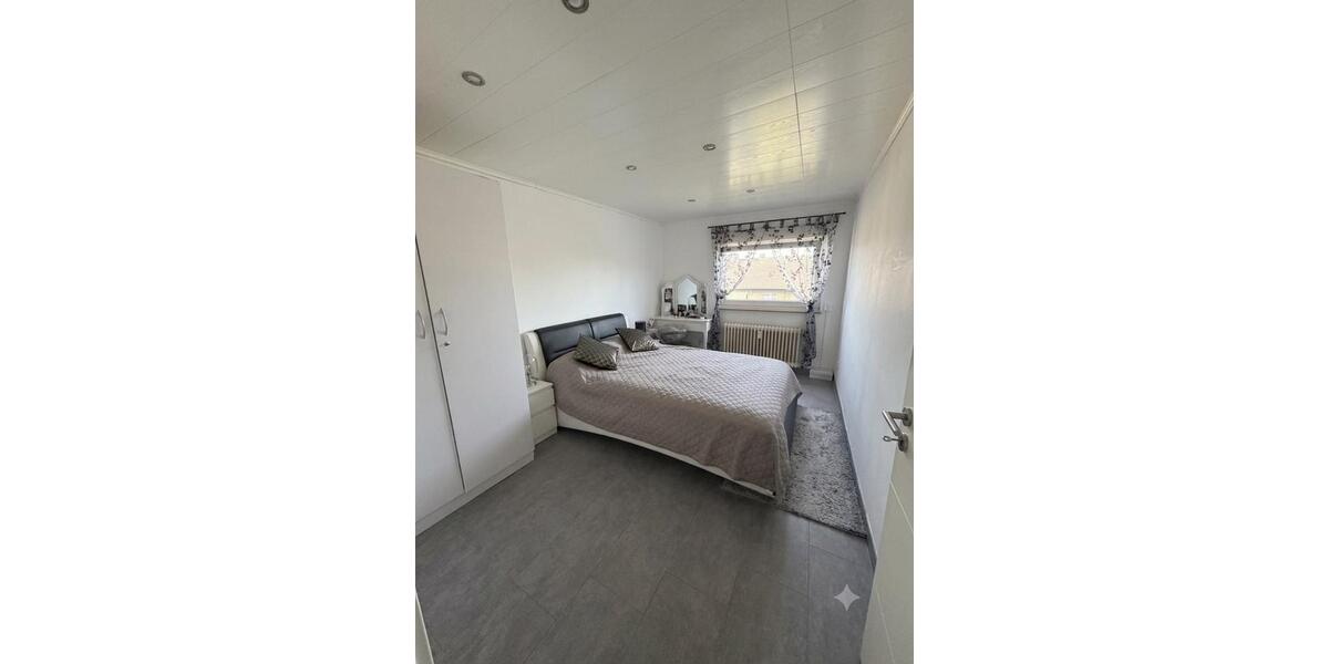 Dachgeschoßwohnung Duisburg Rheinhausen - 3.5 Zimmer, 80 m&sup2;, 190.000&euro; | Angebot:27258760